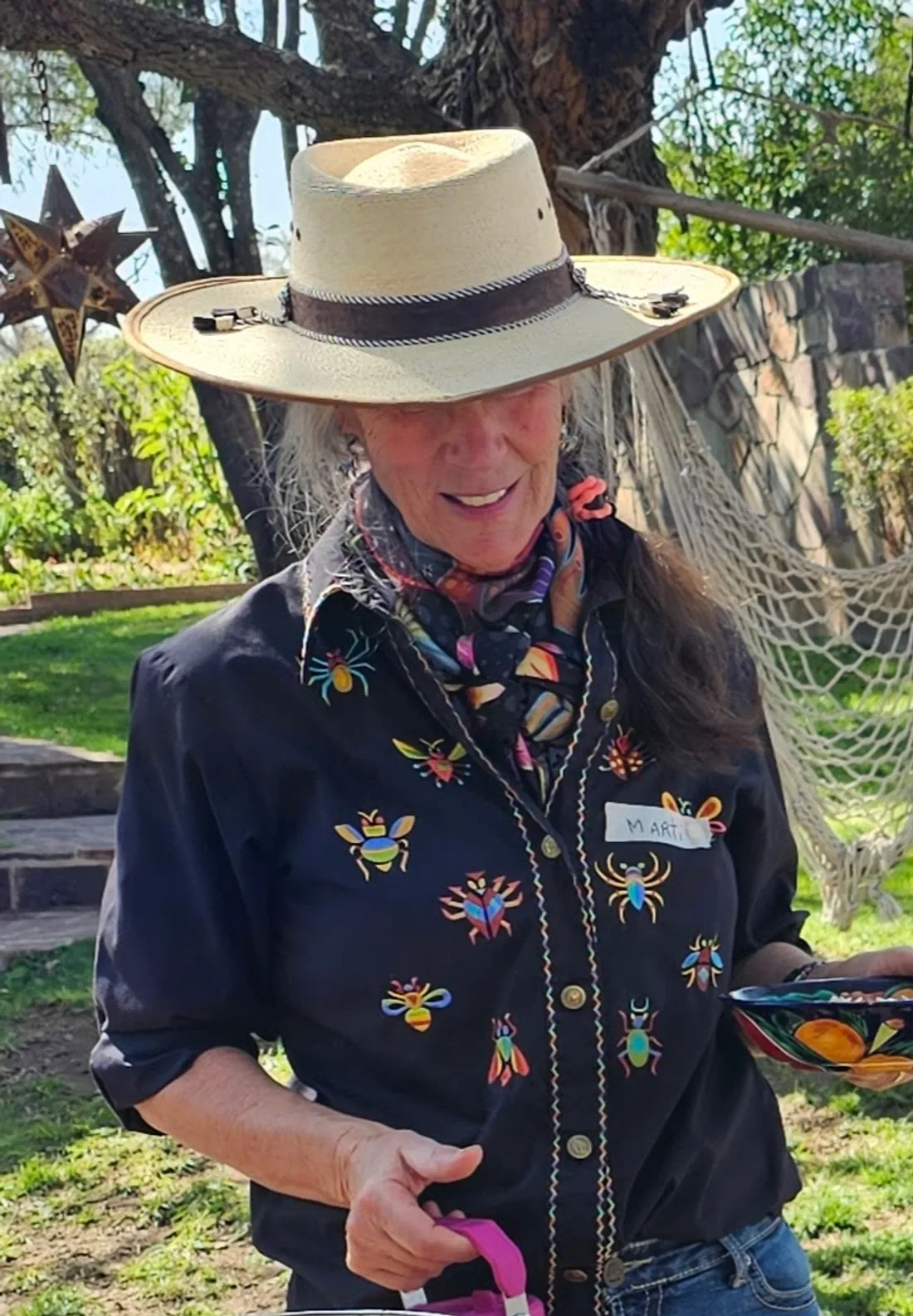 Marti McGinnis en Rancho Baile de la Luna, sonriendo bajo un sombrero de palma