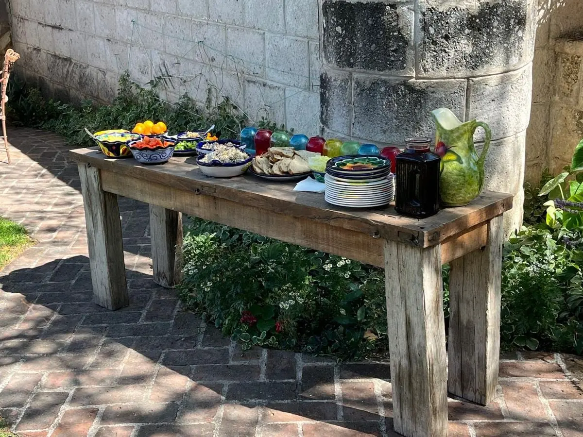 La mesa larga antes de que todos se sienten