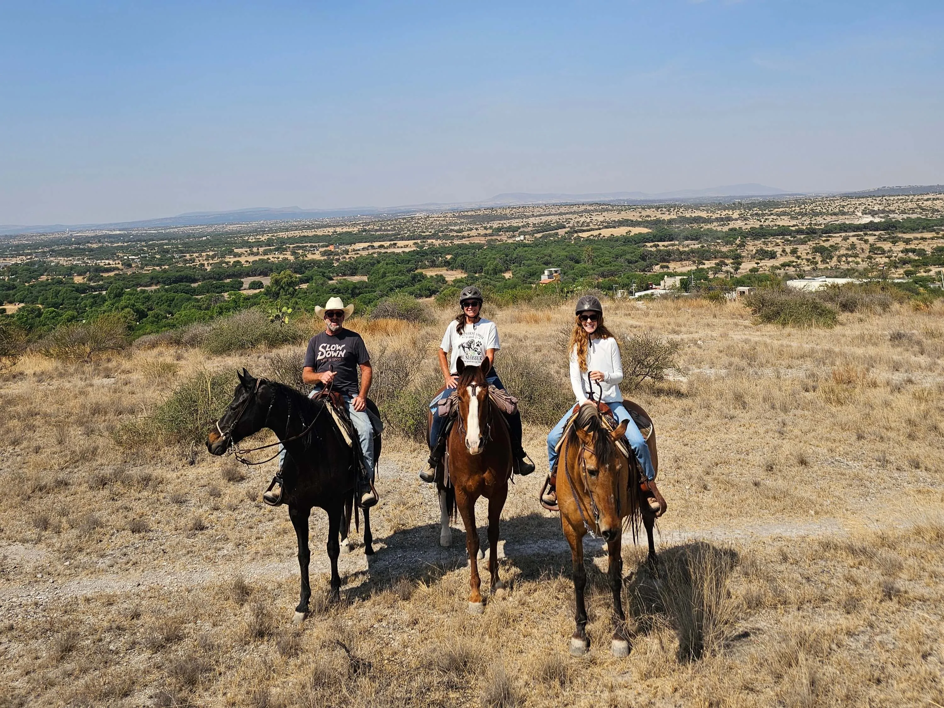 Jinetes cruzando el campo en Rancho Baile de la Luna