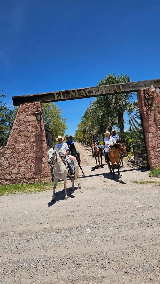Jinetes llegando a la entrada de El Macehual en una cabalgata con comida desde Rancho Baile de la Luna